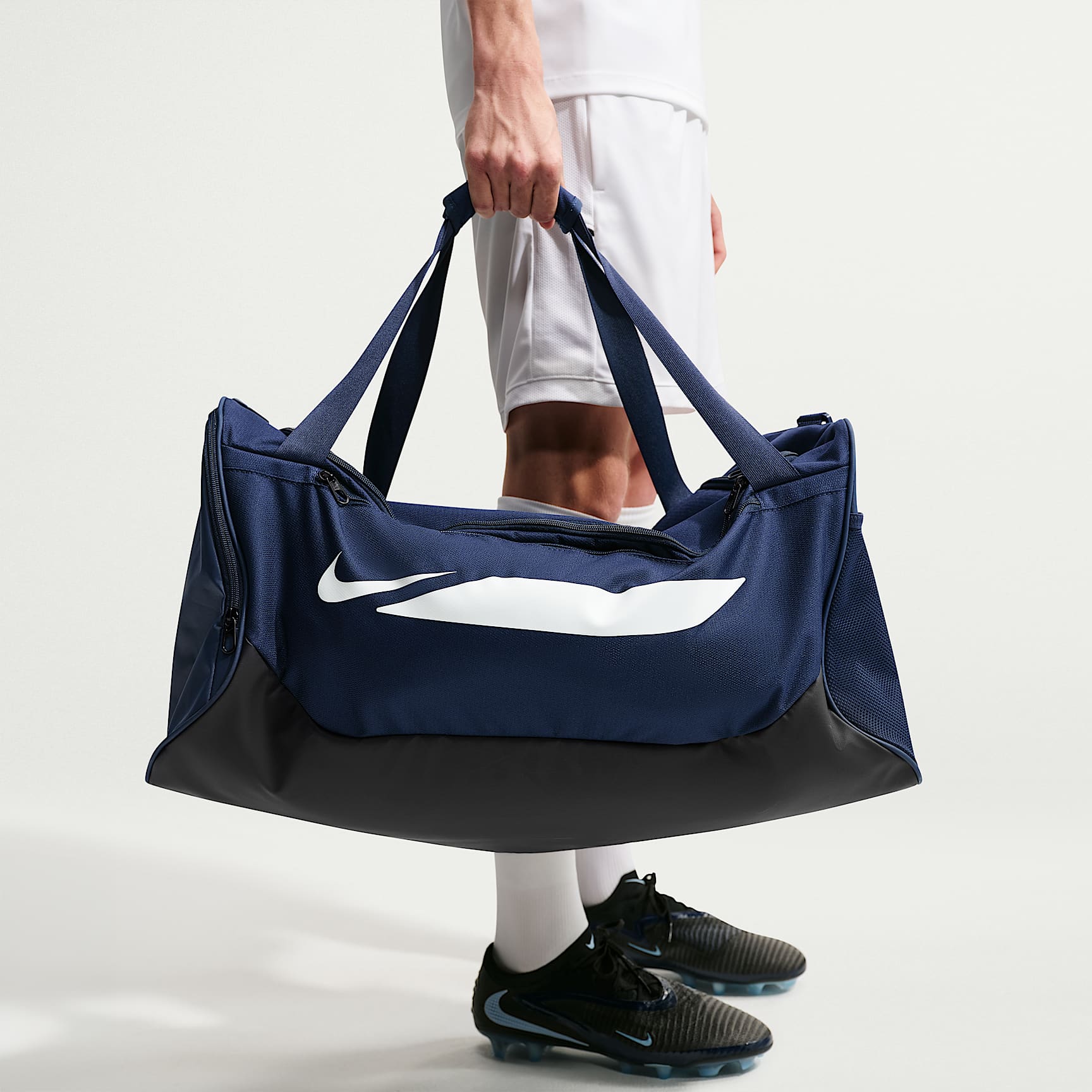Nike Academy Football Duffel Bag (Medium, 60L). Nike RO